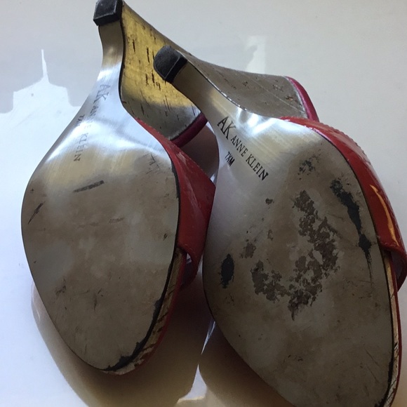 Anne Klein signature candy apple slides with gold heel - Picture 4 of 6
